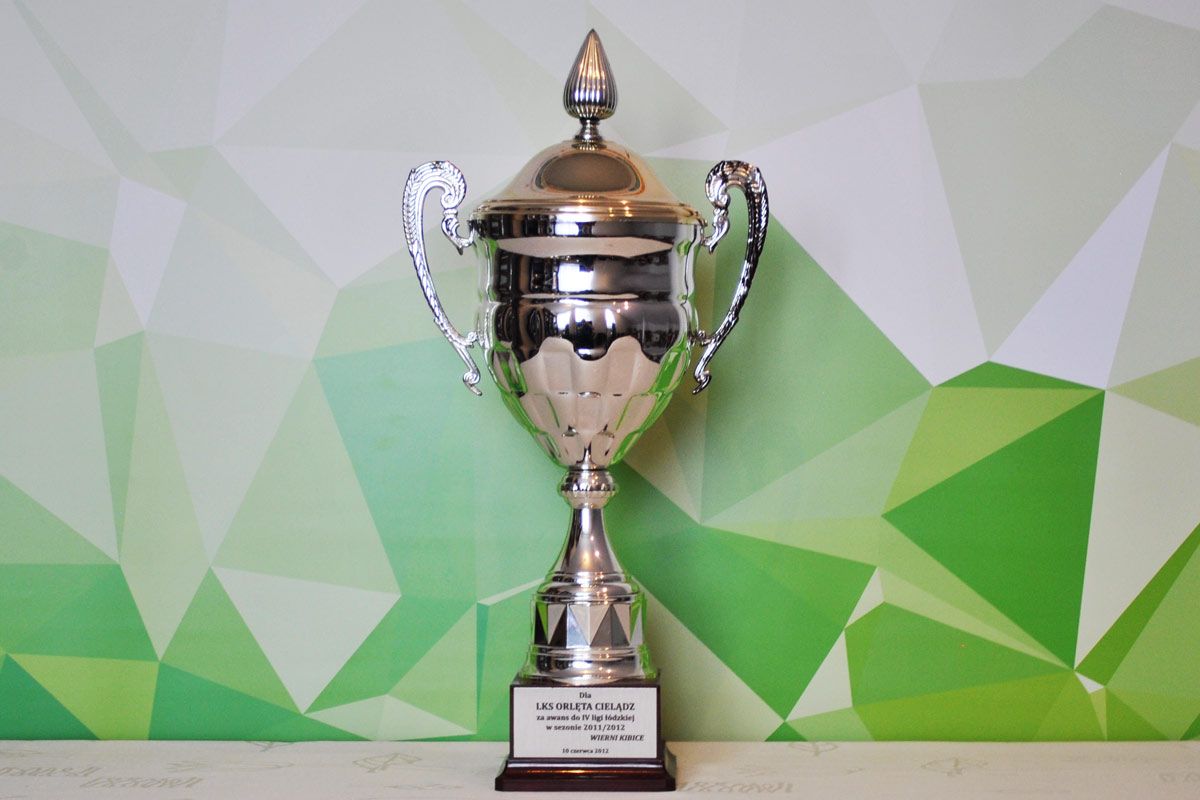 Puchar od Kibiców za Mistrzostwo Skierniewickiej Klasy Okręgowej i awans do IV Ligi rok 2012
